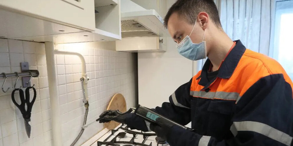 Специалист по газовой плите. Ремонт газ. Реклама газовой плиты. Неисправная газовая плита. Газовое оборудование плиты.