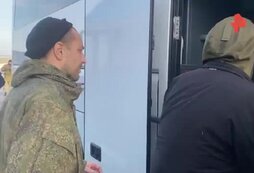 хорошей дороги. возвращайся домой. возвращение домой. девушка на дороге. скоро домой.