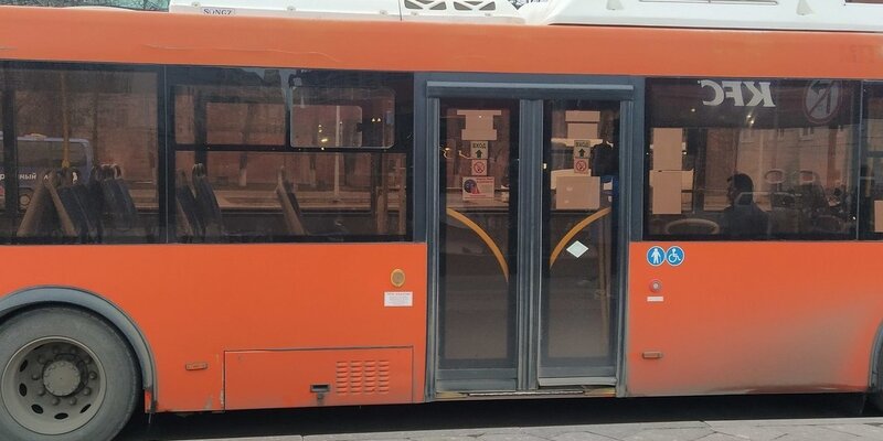 остановка 211 автобуса на черной речке. лиаз 677 2000.