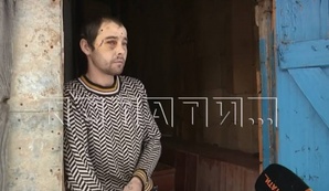 Мужчина уборка. Дэвид ганди фото. Мужчина дома. Человек сидит на диване с ноутбуком. Парень с ноутбуком на диване.