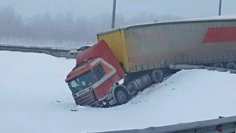 Шофер грузовика. Шофер дальнобойщик. Водитель фуры. Водитель грузового автомобиля. Грузовик с людьми.