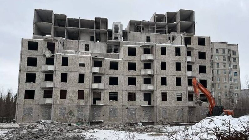 Заброшенные недостроенные здания. Здание недостроено. Северный недострой. Недостроенные коттеджи. Дом недострой.