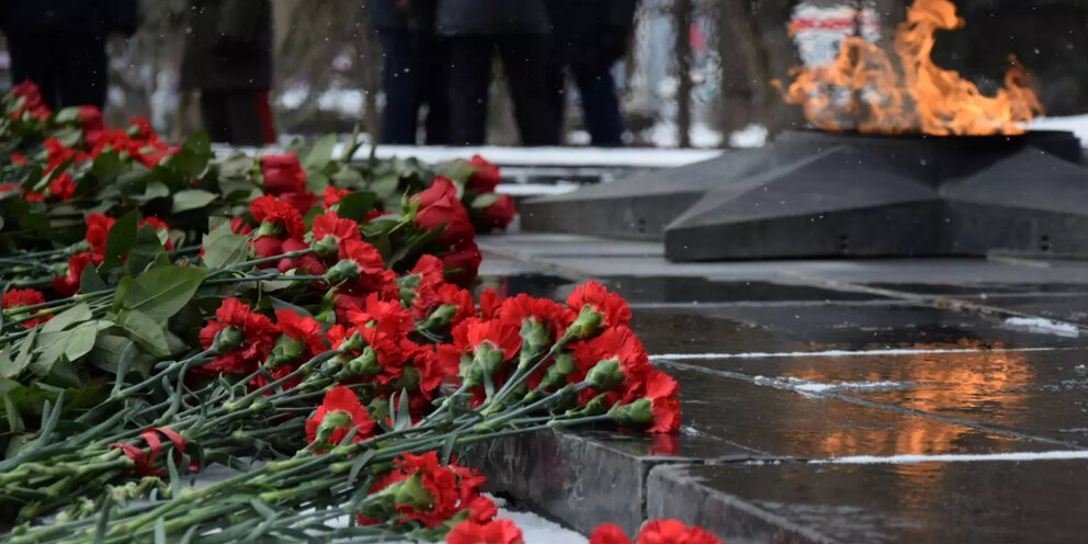 минута памяти 9 мая. москва вечный огонь могила неизвестного солдата. минута молчания в 19. после минуты молчания. 00.