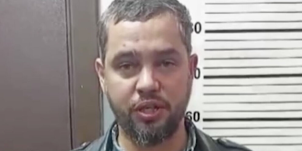 сотрудник сбежал. полиция гонится. полицейский бежит. человек в костюме бежит. убегает из офиса.