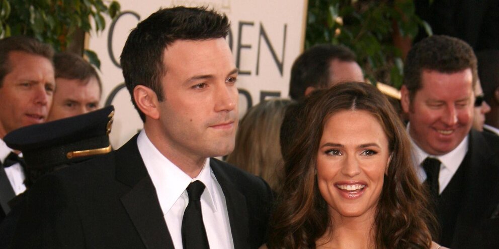 мужчина завязывает галстук. парень помогает. романтик для мужа. американская семья где муж прикалывается над женой. жена устроила.