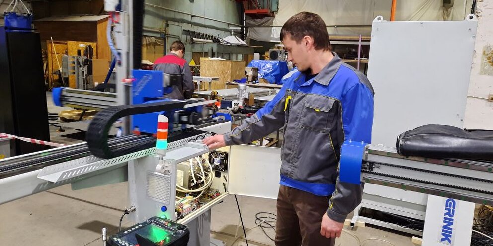 Промышленное производство 2014. Индекс промпроизводства в россии. Промышленное производство украины. Экономика россии презентация. Промышленное производство в россии.