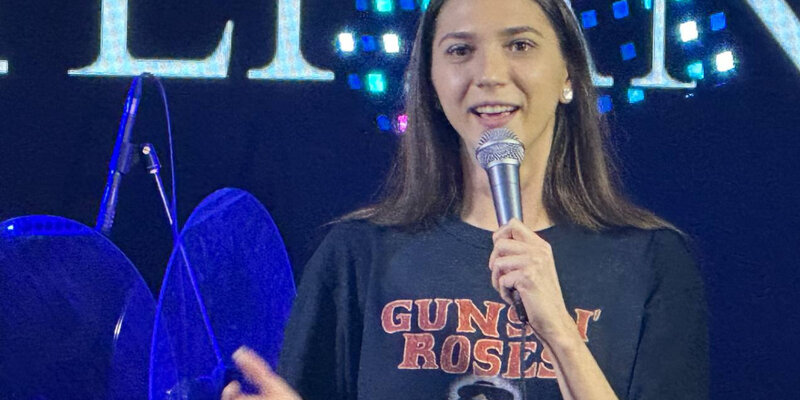 девушка с микрофоном. эстрадное пение. девушка поет в студии. девушка поет в микрофон. девушка поет.