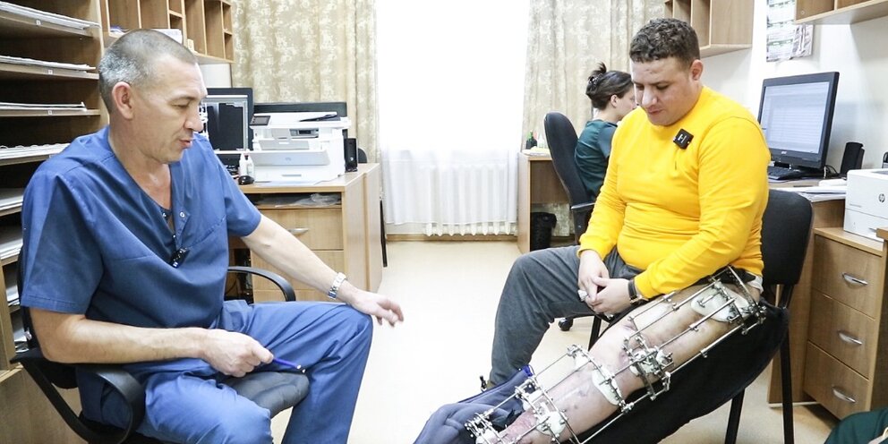 Парень на костылях. Костыли для человека с одной ногой. Ходьба на протезе с костылями. Хожу на костылях ампутация. Ходьба с одной ногой на костылях.