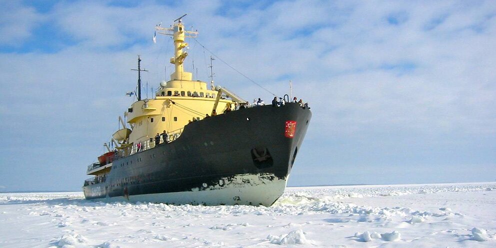 Атомный ледокол 50 лет победы олимпиада. Морской порт де-кастри. Капитан ледокола арктика скрябин. Арктика белый медведь и ледокол. Ледокол ямал.