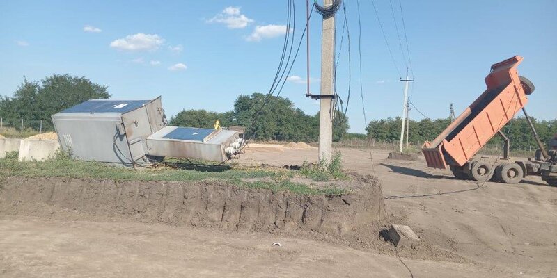 Смешной сисадмин. Сисадмин это айтишник. Сервер в офисе. Системный администратор. Нарушение работы сети.