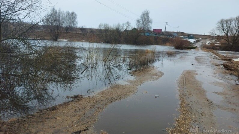 Сезонный паводок. Паводок и половодье различия. Наводнения вызванные весенним таянием. Паводок презентация. Продолжительный подъём уровня воды в реке в определённое время года.