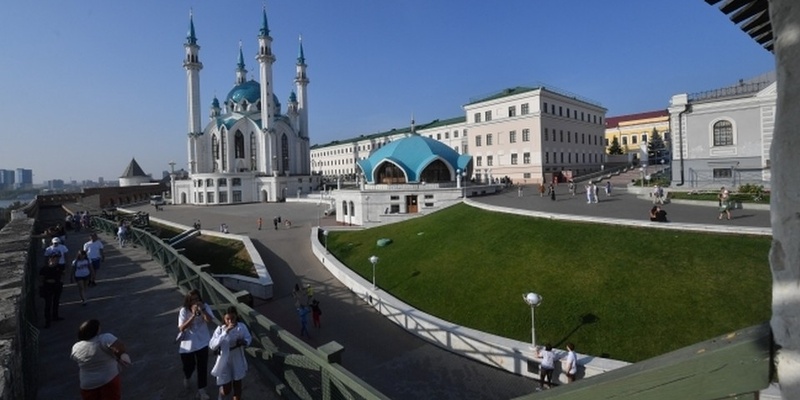 Кремлёвская набережная казань. Казань баумана улица осень. Улица кремлевская. Что будет в казани в октябре. Казань знаменитые места.