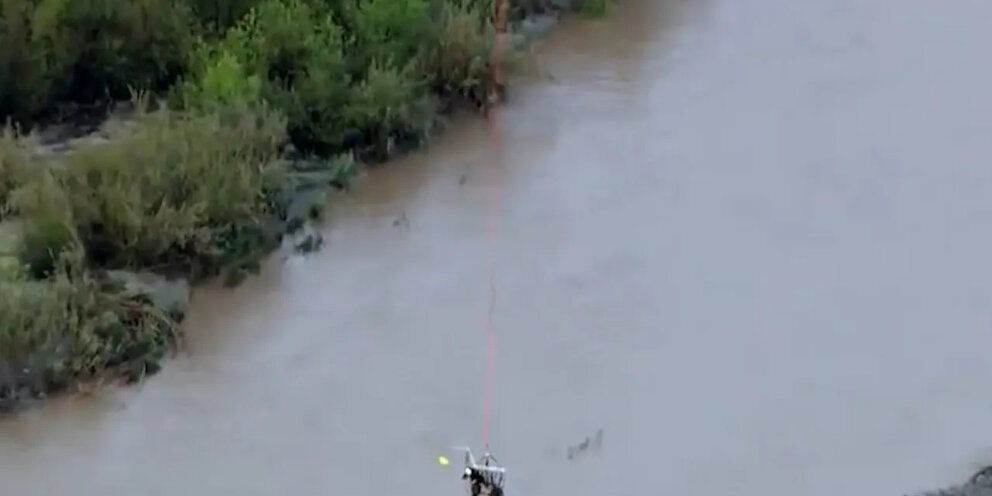 Кинешь в речку не. Мусор в водоемах. Река кинули. Не бросайте мусор в речку. Река кинули.
