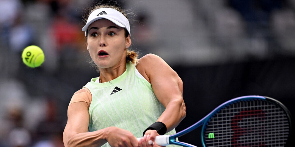 Картинки почему же ты замужем. Песня почему ты не самной. Мужчина скучает по женщине. Парень думает о девушке. Зачем ты так со мной стихи мужчине.