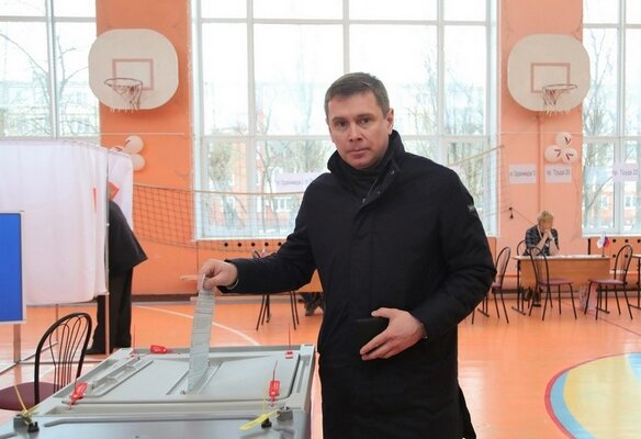 необычные фото с выборов. выборы фото. фото избирательного участка без людей в калужской области. голосование на избирательном участке. прийти на избирательный участок.