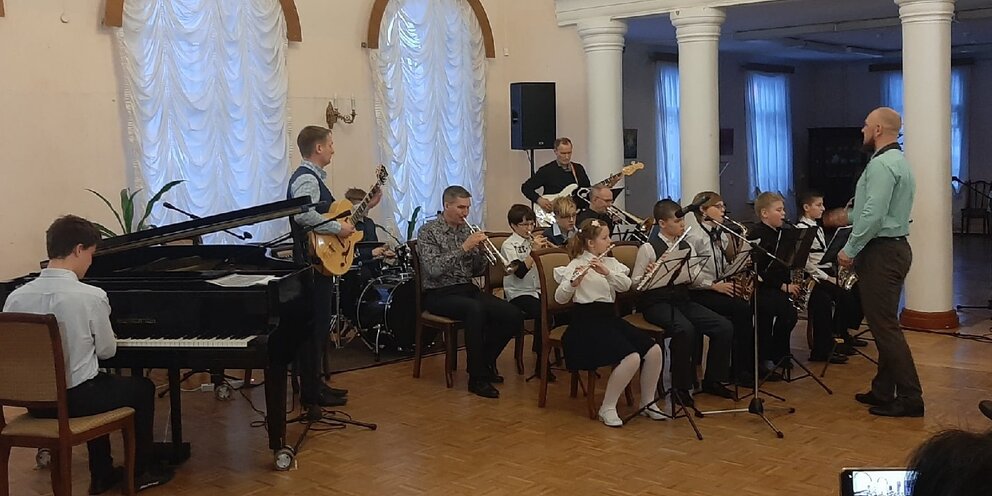 преподаватель и студент. одаренный ребенок и наставник. наставник одаренный ребенок. ребенок в шляпе выпускника. проект сириус в сочи.