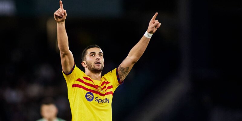 савич и торрес. Barcelona players 2022. футболист проглотил язык. футболист после удара мяча. феран торрес проглотил язык.