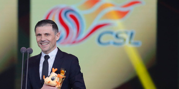 Доволен его работой на. Довольные люди у компьютера. Довольный человек в офисе. Успешный человек. Работа в радость.