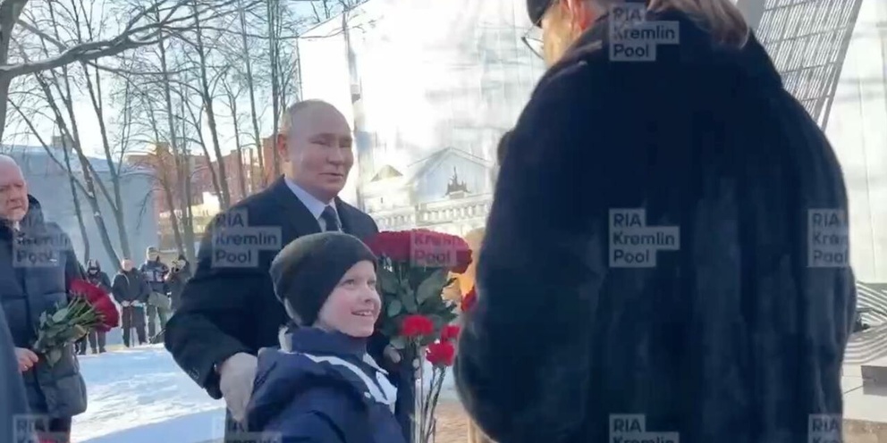 Сын владимира путина фото У памятника Анатолию Собчаку Путин пообщался с его внуком Платоном - подробности