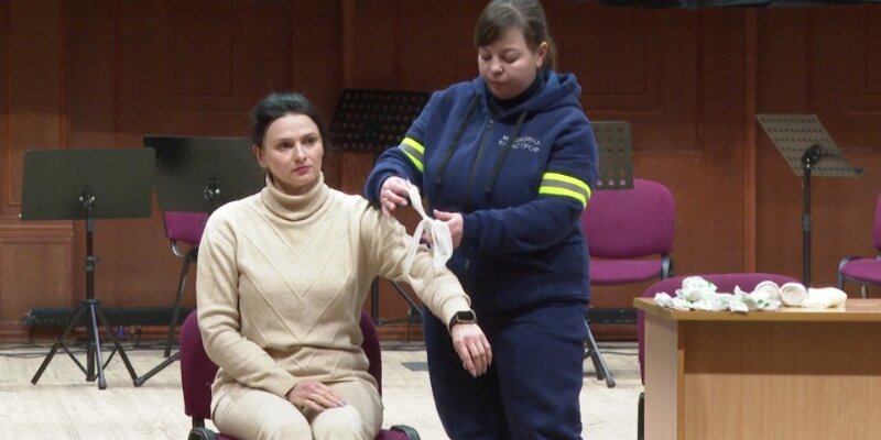 первая медицинская помощь. оказание первой медицинской. оказание первой помощи при чс. плакат первая медицинская помощь. плакат оказание первой медицинской помощи.