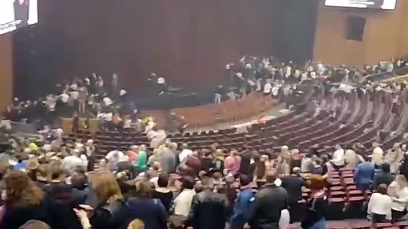 Почему женщины живут дольше чем мужчины. Смс приколы. Почему люди сдаются. Смешные переписки. Зачем человек моргает глазами.