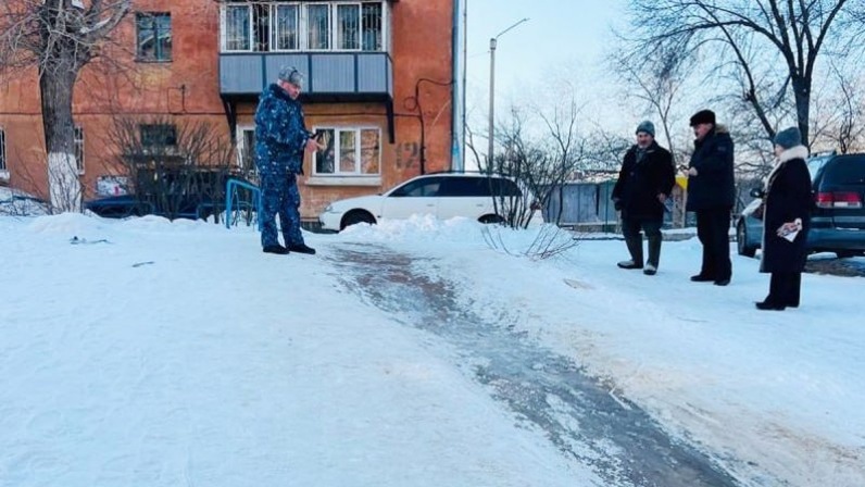 Пройдя по двору он заметил отворенную. Пройдя по двору он заметил отворенную