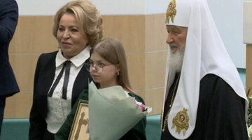 патриарх кирилл гундяев яхта. кирилл гундяев на яхте. патриарх кирилл гундяев роскошь. яхта патриарха гундяева. патриарх девушка.