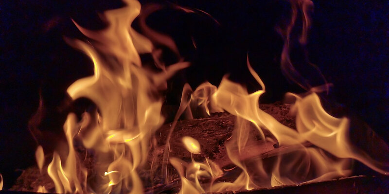 Пожар в ночном клубе полигон. Задержали поджигателя травы. Мчс тушит пожар. Тушение пожара. Пожар на сахалинской грэс 2.