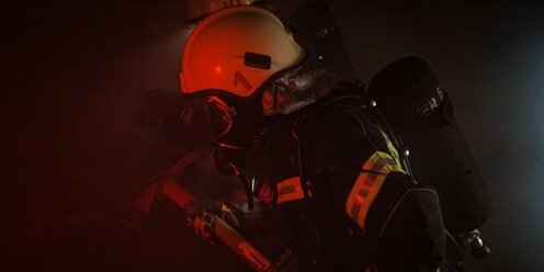 Пожарный потушил пожар. Пожарник. Пожарные тушат пожар. Пожарник тушит пожар. Тушение пожара в доме.