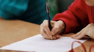 Ученики пишут диктант. Пишу диктант дома. 2 класс русский язык списывание 1 четверть. Писать диктант. Написать диктант.