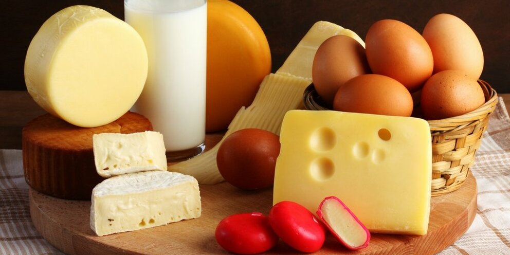 сыр с яйцами и маслом. мясные и молочные продукты. сырное масло. фермерские продукты молоко. яйца и сыр.