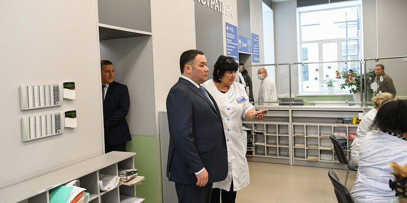 строитель отделочник. отделочные работы. ремонт квартиры процесс. инструмент хозяина. закончили ремонтные работы.