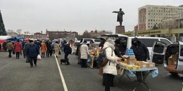 ярмарка на театральной площади. очереди в 90. ярмарка на театральной площади в саратове. ярмарка на театральной площади в марте. ярмарка на театральной площади в марте.