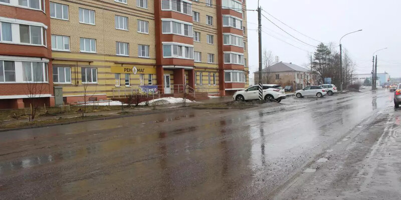 движение ьезостановки запрещено. проезд перекрестков равнозначный перекресток. разметка 1. трасса м4 дон автобан. разметка на перекрестке.