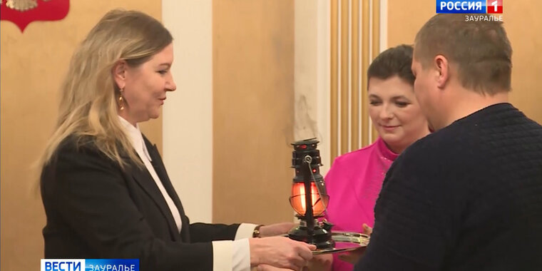 Темное освещение. Лампа в комнате. Человек под фонарем ночью. Осветить данную тему. Осветить данную тему.