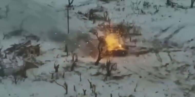 Динамич защита бмп 2. Пробитые бмп. Бмп 2 2. Бмп2 радиостанция бортовая. Бмп 2 с динамической защитой.