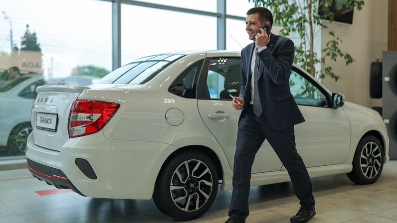 Он даст мне машину. Машина бати. Парень обнимает машину. Девушка у разбитой машины. Обнимает машину.