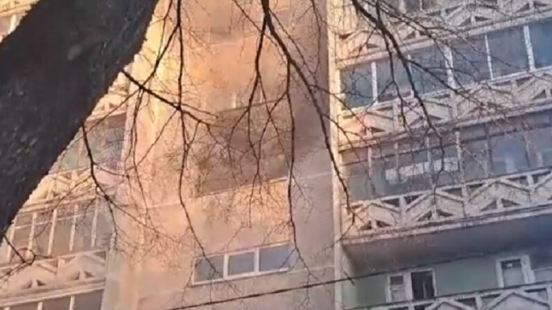 картины на пожарную тематику. пожарные выносят людей из огня. спасение людей из пожара. пожарные спасают людей. пожарный спасает ребенка.