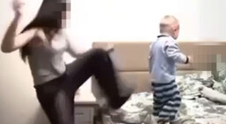 Три девушки издеваются. Три девушки издеваются