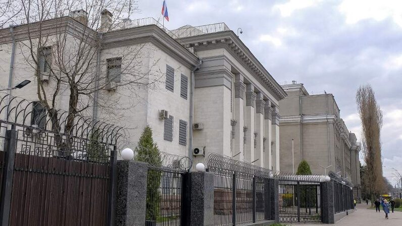 здание генеральной ассамблеи оон в нью-йорке. где расположено здание. белый дом (здание правительства рф в москве). здание штаб-квартиры оон в нью-йорке. архитектор д.