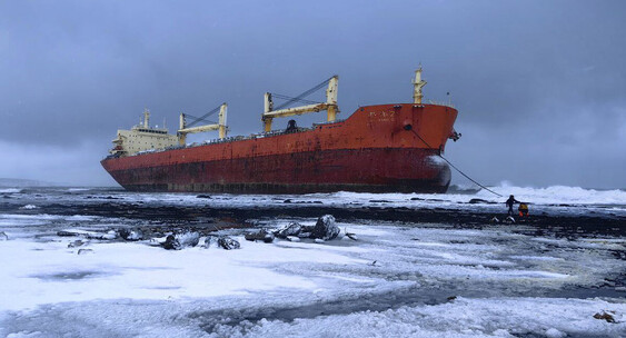 Фото танкера в море с мазутом