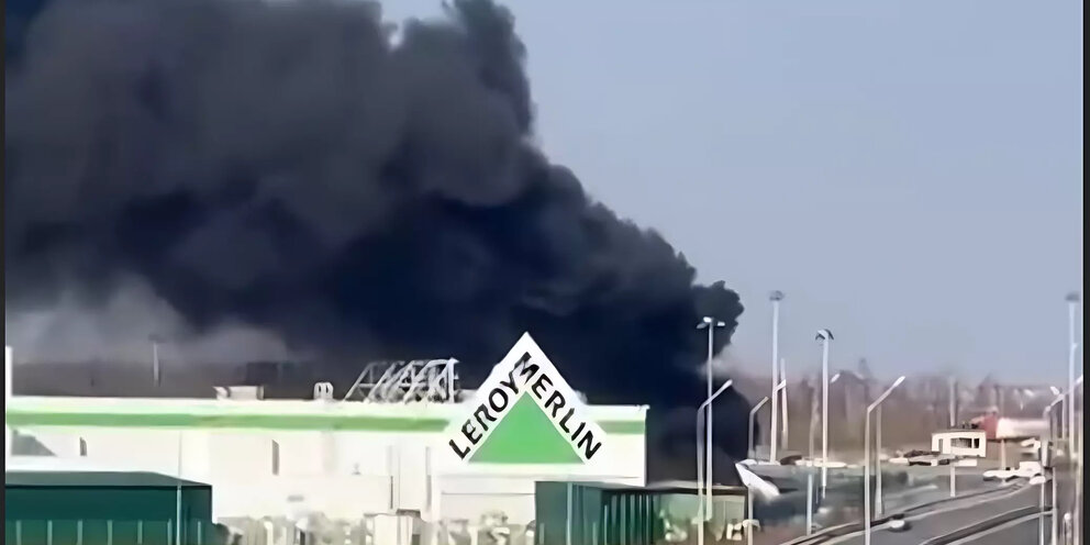 пожарные разрывы между зданиями таблица. нормативное расстояние детской площадки от жилого дома. расстояние от мусоросборника до складских помещений. площадь площадки под 1 контейнер тбо. пожарный проезд таблица.