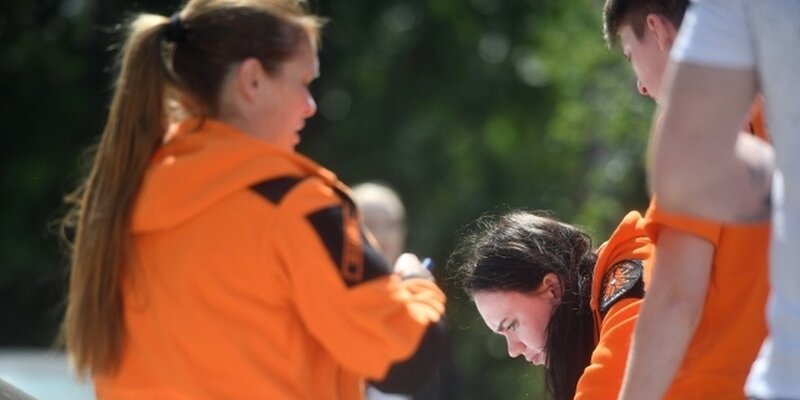 Поиск преступников поисковыми группами ведется путем. Предложение с обобщающим словом при однородных членах. Поиски преступника по горячим следам. Поиск преступников поисковыми группами ведется путем. Поиск преступников поисковыми группами ведется путем.