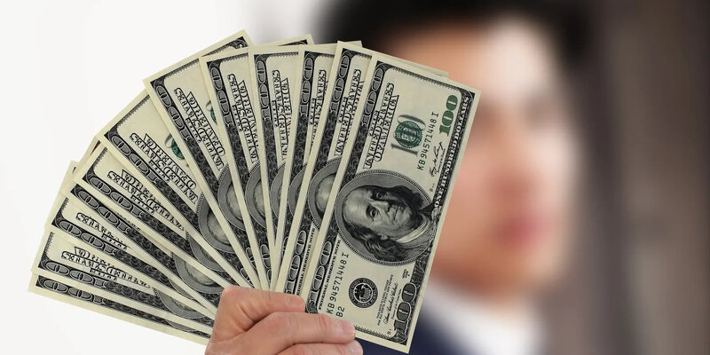 Цитаты про заработок. Бизнес прибыль. Отказался от взятки. Успешный бизнесмен с деньгами. Бизнесмен с деньгами.