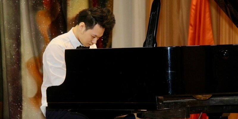 виртуоз пианист денис мацуев. денис мацуев фото. денис мацуев синяя птица. пианист денис мацуев. денис мацуев 2021.