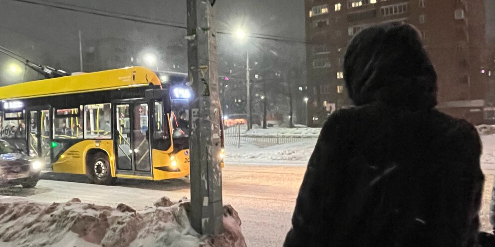 Девочка в автобусе. В автобусе было несколько. Сколько человек в автобусе. В автобусе было несколько. Люди в автобусе.