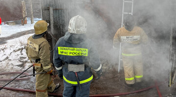 Тушение огнетушителем. Пожар жидкость. Пожар жидкость. Пожар жидкость. Пожаротушение огнетушители.