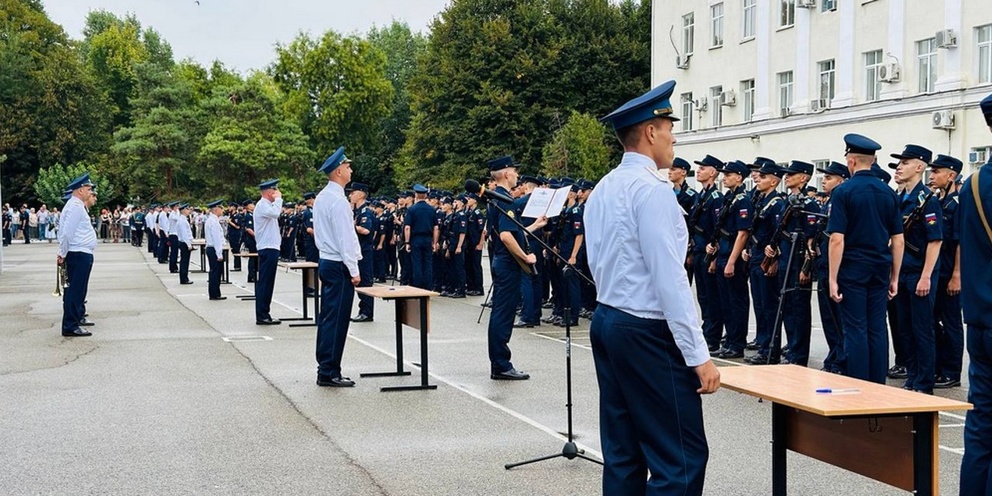 Курсанты военных институтов