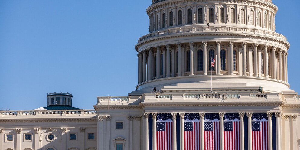 Белый дом и капитолий. Конгресс сша круглый зал. капитолийский столе в сша. забор у капитолия.