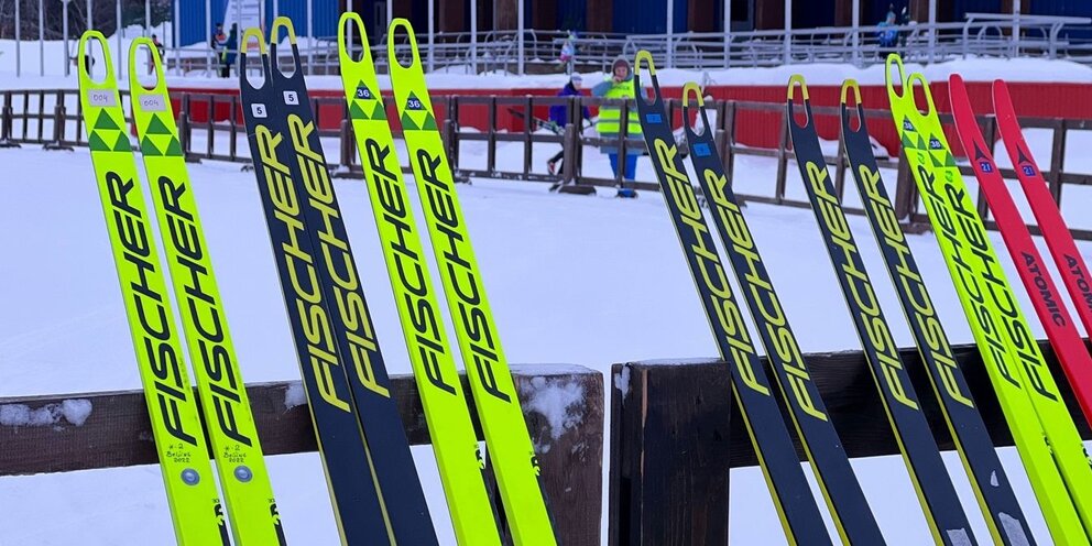 Какой должен быть лыжник. Какой должен быть лыжник. Подготовка лыж. Одежда и экипировка лыжника. Лыжная подготовка.